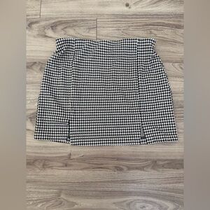 H&M Divided women's black & white houndstooth A-line mini skirt, Size Medium